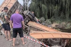 Под Хмельницким грузовик сорвался с моста в реку: появились фото