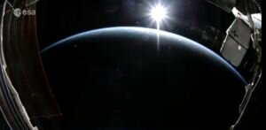 Астронавты показали рассвет на МКС, который они видят 16 раз в сутки. Видео