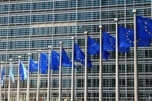 Еврокомиссия оценит риски последствий для ЕС от новых санкций США против РФ