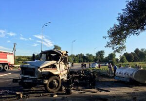 На трассе "Киев-Чоп" в результате ДТП заживо сгорел водитель грузовика. Фото