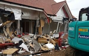В Британии строитель на экскаваторе из мести разнес пять новых домов на £2,5 миллиона. Видео и фото