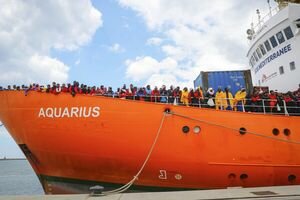 Италия отказала судну с мигрантами в доступе к портам 