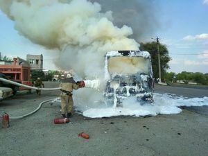 В Днепропетровской области грузовик загорелся во время движения. Фото