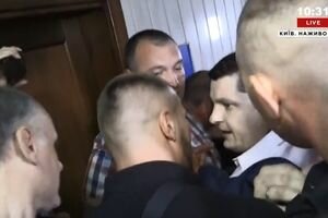В Оболонском суде произошла стычка между адвокатом Януковича и полицией