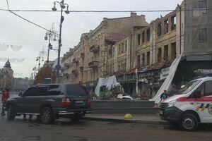 В Киеве на Крещатике обрушилось здание, ранее уцелевшее после масштабного пожара