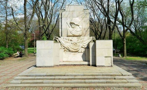 Из парка Варшавы уберут памятник благодарности солдатам армии СССР