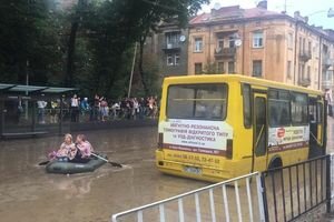 Во Львове прошел сильнейший ливень: машины в воде по крышу, движение заблокировано, горожане передвигаются на лодках (фото, видео)