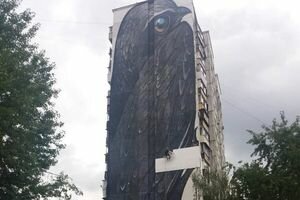 В Киеве начали восстанавливать изуродованный после утепления мурал "Стриж" (фото)