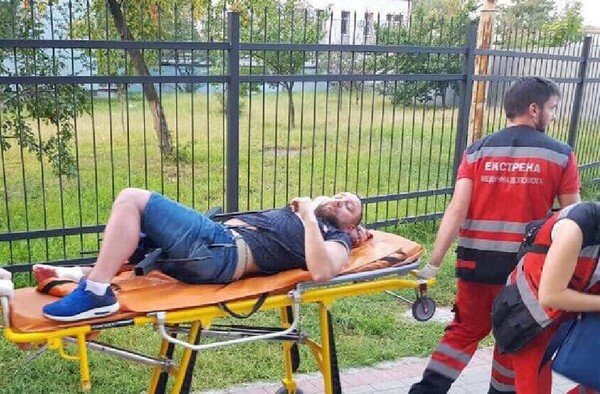 В Киеве на Оболони мужчину проткнуло штырями металлического забора. Фото