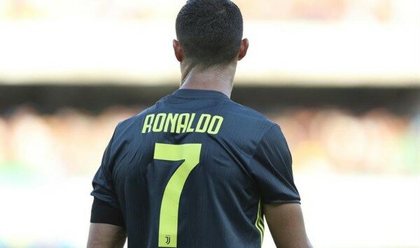 Роналду сломал нос сопернику в своем дебютном матче за "Ювентус"
