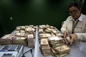 Власти Венесуэлы вводят новую валюту из-за гиперинфляции