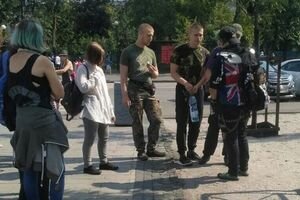 В центре Киева неизвестные в камуфляже напали на девушку из-за ее внешнего вида