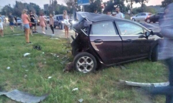 В Киеве BMW на огромной скорости влетел в припаркованные авто: парень чудом выжил