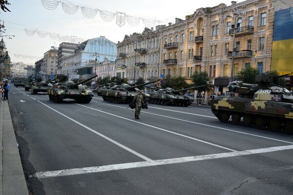 В Киеве водитель Audi проехался в колонне военной техники, репетирующей парад ко Дню Независимости
