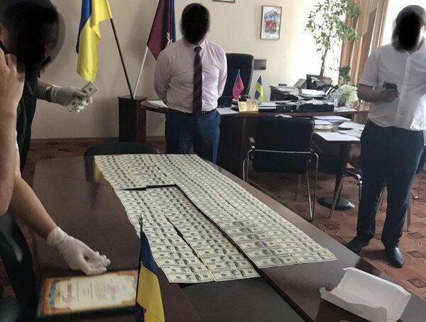 В Хмельницкой области глава РГА требовал взятку в размере $33 000