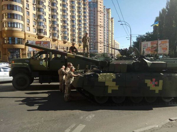 В центре Киева ехавший на репетицию парада танк заглох и задымился. Фото