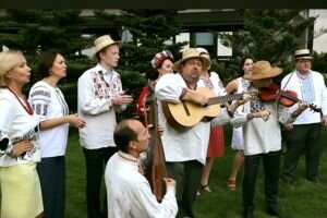 Американские дипломаты с бубнами и бандурой спели народные украинские песни ко Дню Независимости. Видео