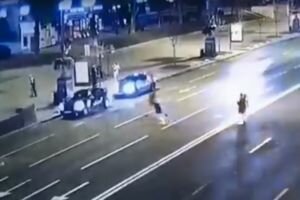 В Киеве на Крещатике авто на скорости сбило девушку. Видео
