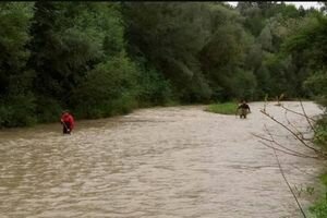 В Ивано-Франковской области авто упало в реку, водолазы ищут пассажира 