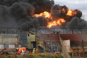 В Австралии вспыхнул крупный пожар на химическом заводе (видео)