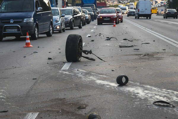 В Киеве столкнулись три машины из-за отлетевшего колеса (фото)