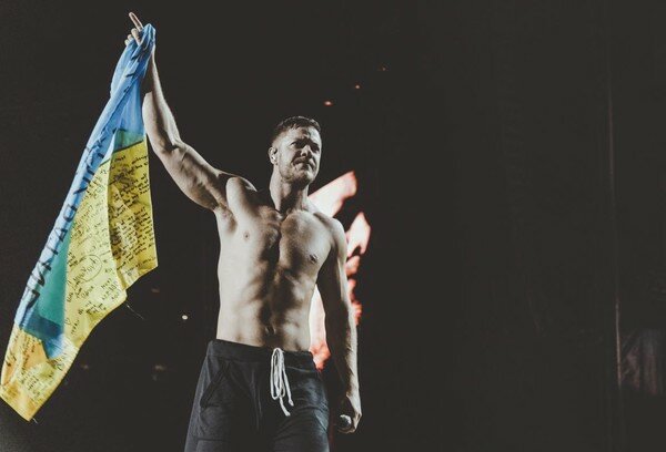 Солист Imagine Dragons поднял украинский флаг на концерте в Киеве. Фото, видео