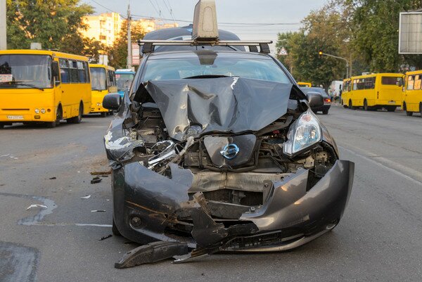 В Киеве электромобиль разбился всмятку в ДТП с маршруткой (фото)