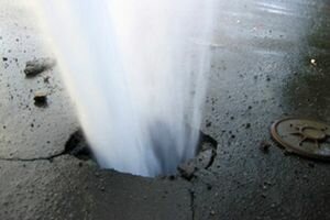 В Мелитополе прорвало водопровод, и из-под асфальта забил фонтан (видео)
