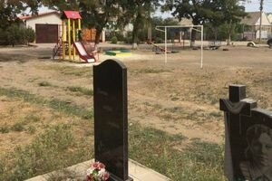 Детский смех среди могил: в Мелитополе на кладбище установили игровую площадку (фото)