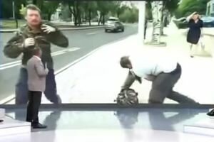 В Донецке на российского репортера во время эфира набросился мужчина в форме (видео)