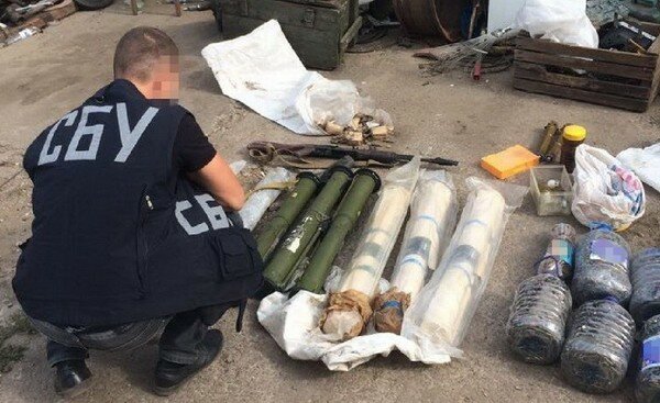 В Днепропетровской области обнаружили тайник с гранатометами и АК-47
