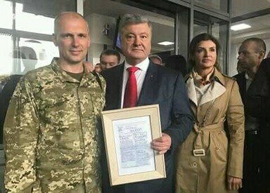 Бывший пленный Кириченко подарил Порошенко газету "Тюремный укроп", которую рисовал в заключении