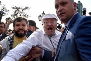 "Дам в череп и будешь кровью истекать": Жириновский в Москве устроил драку с митингующим (видео)