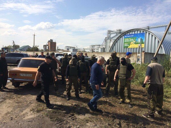 На элеваторе в Харьковской области произошла стрельба, ранены мирные жители: работники говорят о рейдерском захвате (фото, видео)