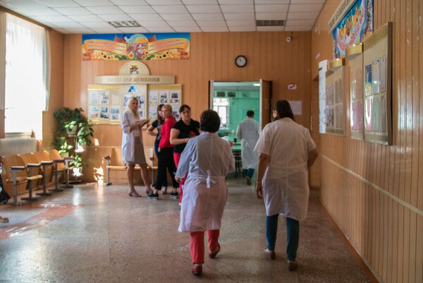 В одной из школ Днепра массово отравились ученики, шестеро детей в больнице