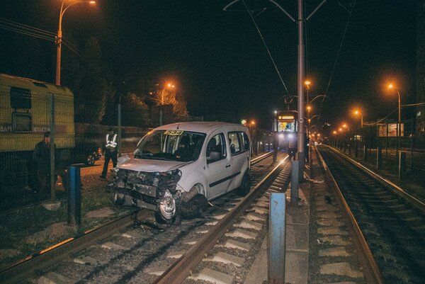 В Киеве на НАУ пьяный водитель вылетел на трамвайные пути. Фото и видео