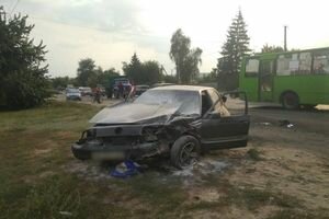 В Харьковской области легковушка влетела в остановку: погибла женщина