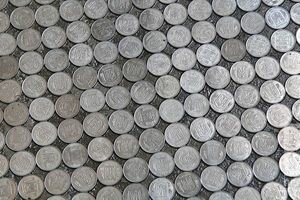 В школе Кривого Рога пол отремонтировали пятикопеечными монетами (фото)