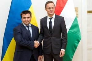 Климкин поговорит с Сиярто о ситуации с выдачей украинцам паспортов Венгрии