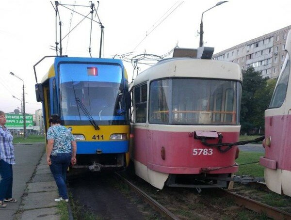 В Киеве на Борщаговке трамвай сошел с рельсов и протаранил встречный (фото)