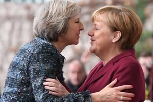 Ангела Меркель отказалась пожать руку Терезе Мэй. Фото