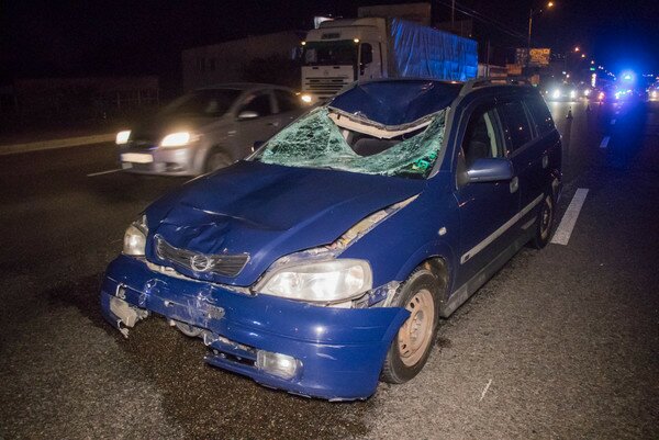 В Киеве на Окружной Opel на большой скорости сбил мужчину: от удара смяло крышу (фото)