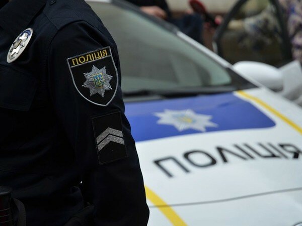 Во Львове пьяные мужчины начали душить полицейского из-за замечания
