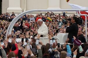 Папа Римский собрал более 100 000 человек на публичное богослужение в Литве