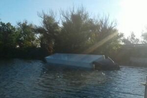 В Херсонской области водитель случайно утопил в реке фуру с посылками
