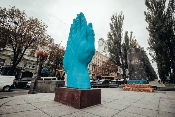 На бульваре Шевченко в Киеве вместо старого памятника Ленину установили гигантскую руку