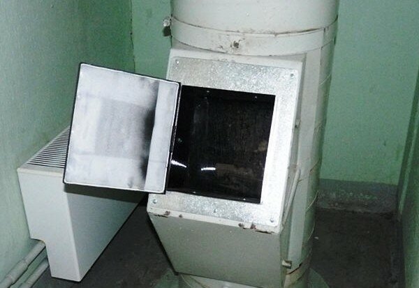 В Минске пьяный парень бросился в мусоропровод с девятого этажа высотки 