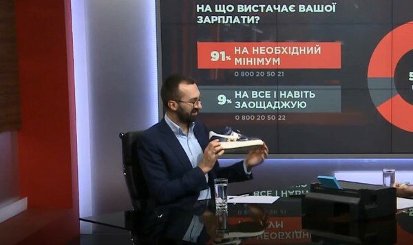 Народный депутат Сергей Лещенко разулся в прямом эфире NEWSONE 