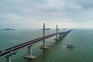 В Китае открыли движение по самому длинному мосту над морем. Видео