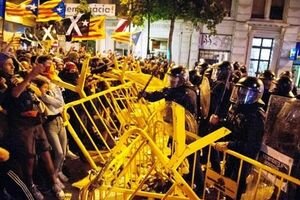 В Барселоне активисты штурмовали парламент и бросали камни в полицейских. Видео